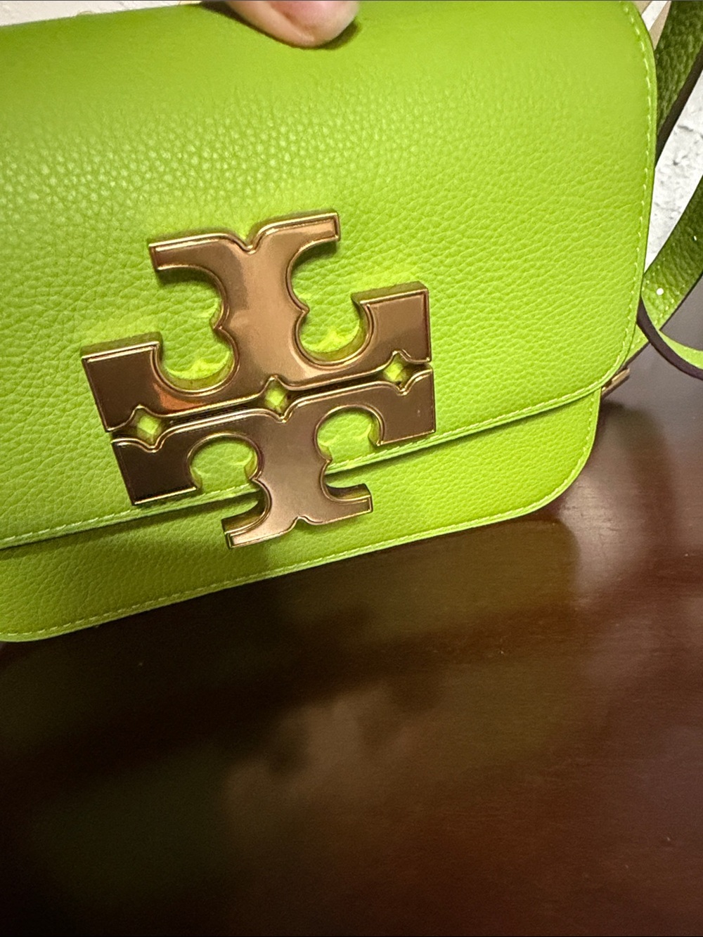 Tory Burch Lime Green Leather Crossbody with Gold Logo - Picture 2 of 9